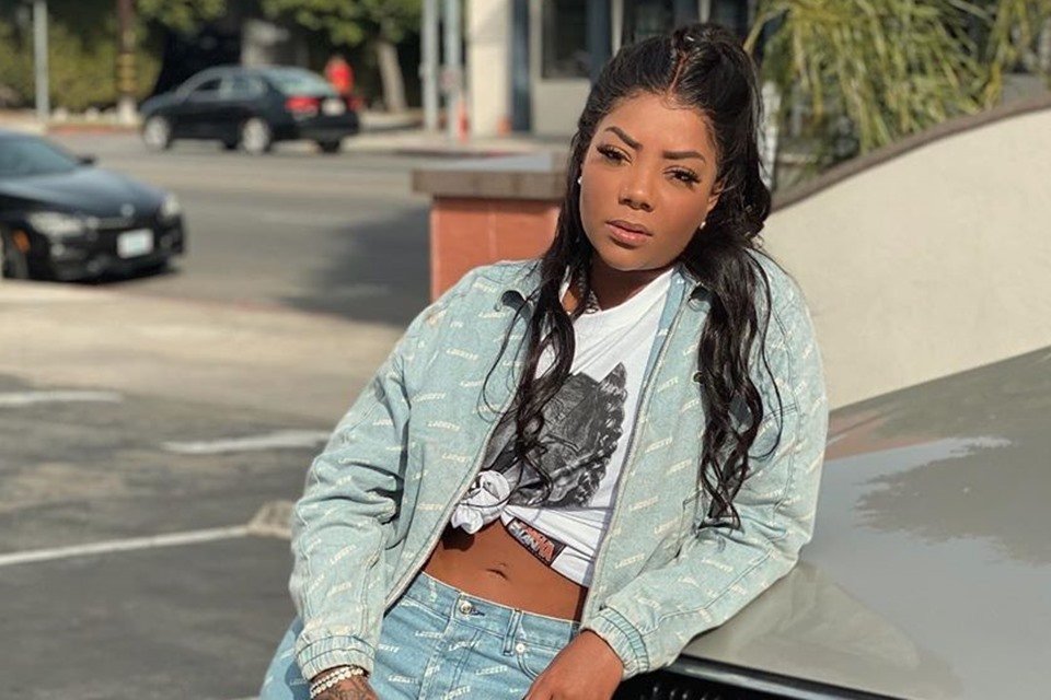 Ludmilla posando em um carro