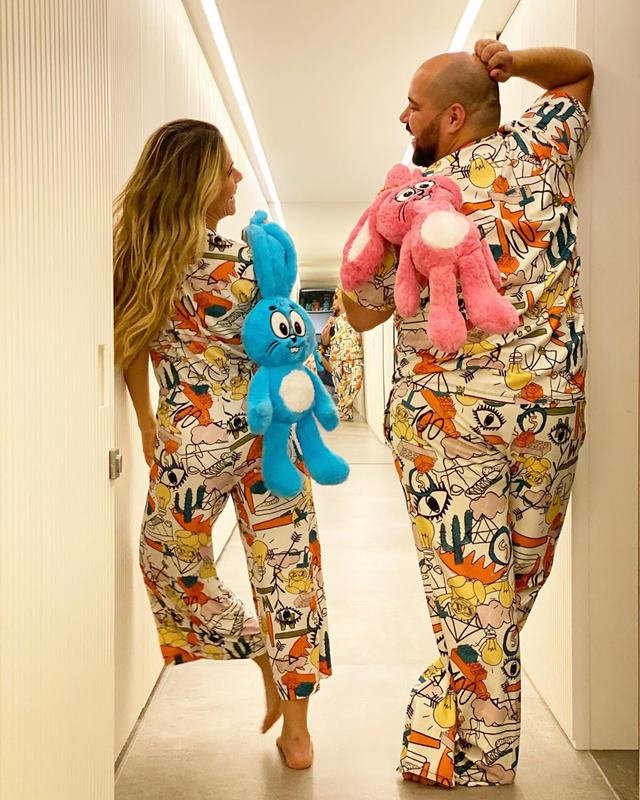 Thiago Abravanel e Ingrid Guimarães posam com pijamas iguais durante quarentena