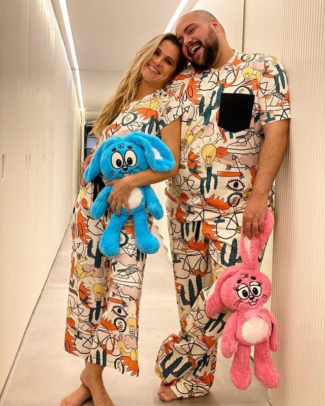 Thiago Abravanel e Ingrid Guimarães posam com pijamas iguais durante quarentena. Os dois seguram coelhos de pelúcia