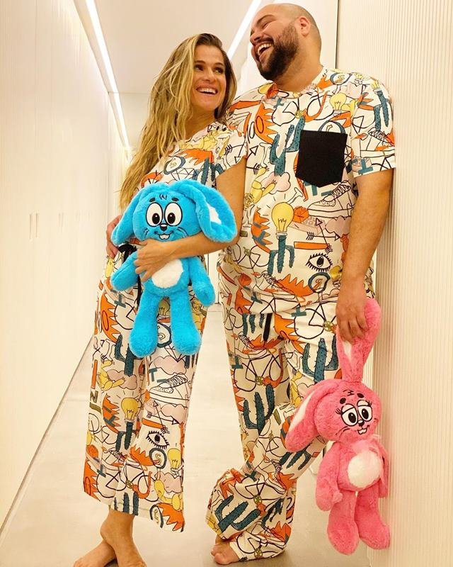 Thiago Abravanel e Ingrid Guimarães posam com pijamas iguais durante quarentena. Os dois seguram coelhos de pelúcia