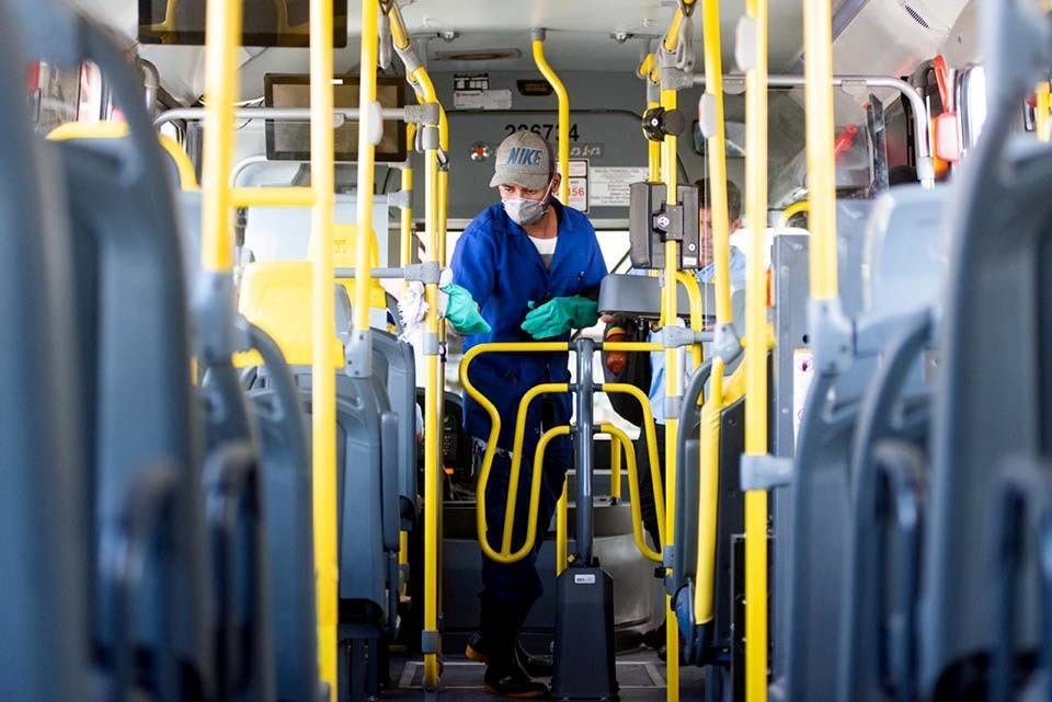 Funcionário de empresa limpa ônibus na rodoviária do Plano Piloto