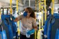 Funcionário de empresa limpa ônibus na rodoviária do Plano Piloto