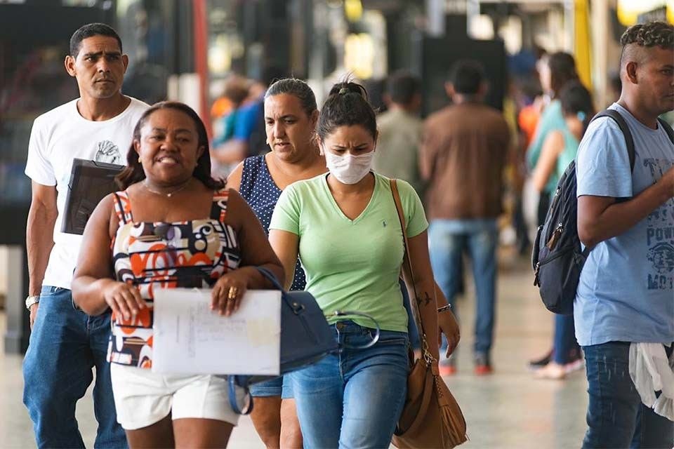 Pessoas usam máscaras contra o coronavírus na rodoviária do Plano Piloto