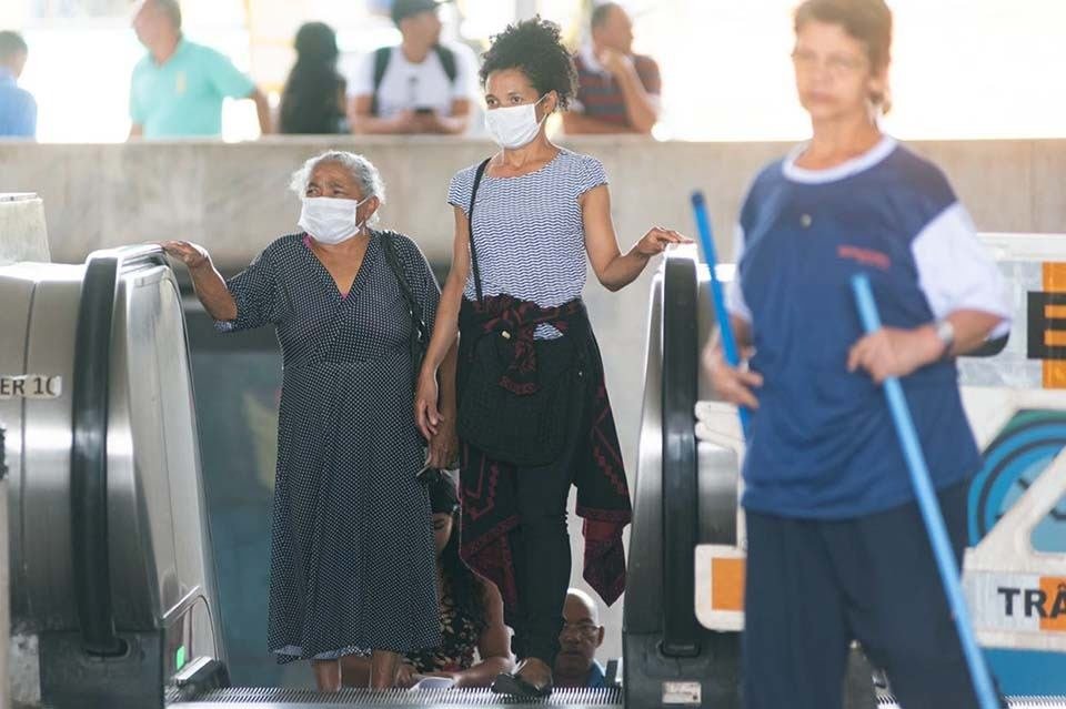 Pessoas usam máscaras contra o coronavírus na rodoviária do Plano Piloto
