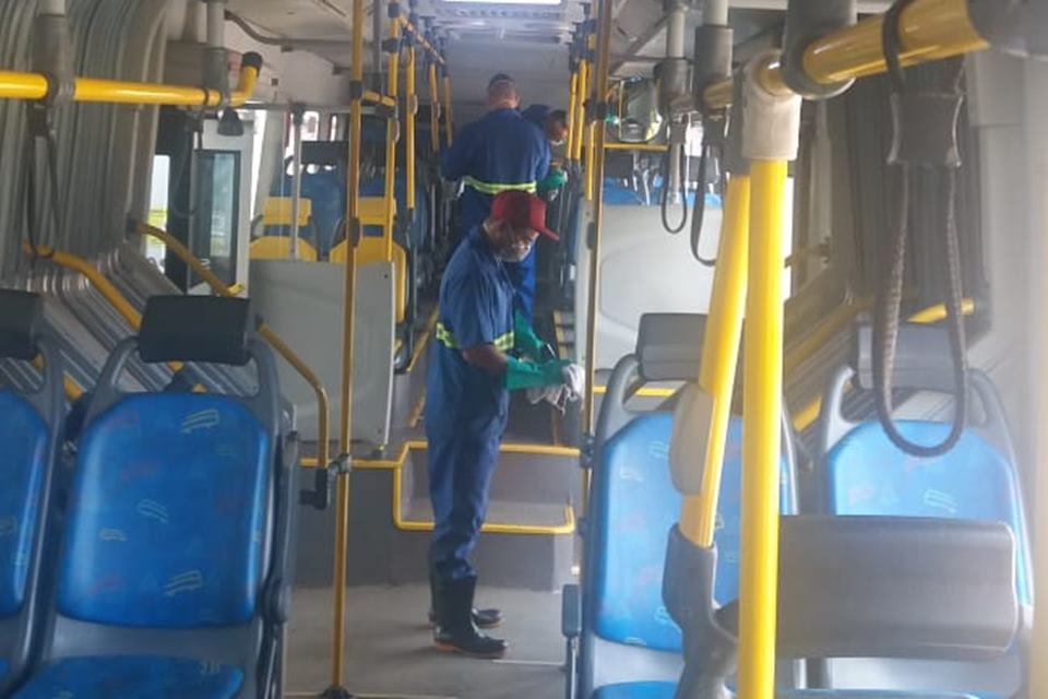 Funcionário de empresa limpa ônibus na rodoviária do Plano Piloto