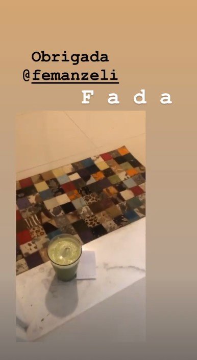 Fernanda Paes Leme mostra bebida deixada na porta da sua casa