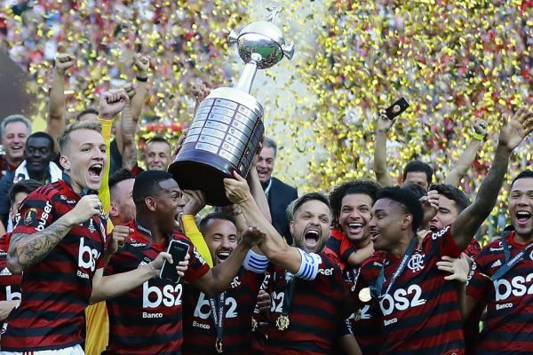 Diego, Everton Ribeiro e Diego Alves erguem a taça da Libertadores