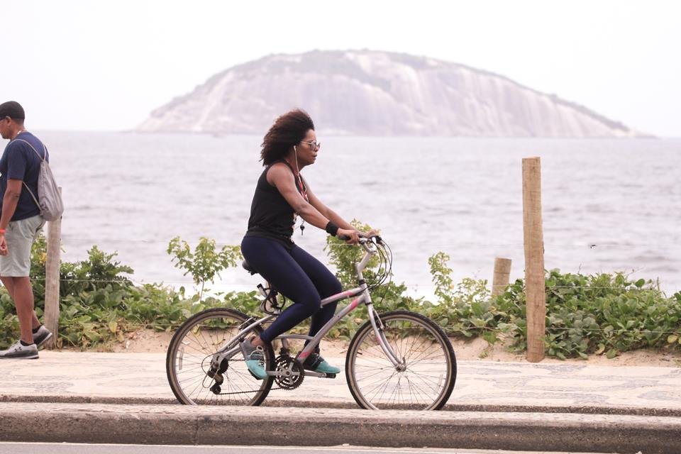 Adriana Bombom anda de bicicleta no RJ
