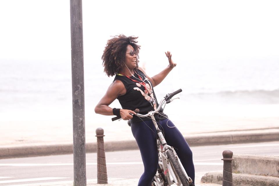 Adriana Bombom anda de bicicleta no RJ
