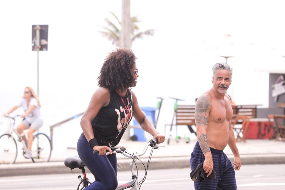 Adriana Bombom anda de bicicleta no RJ