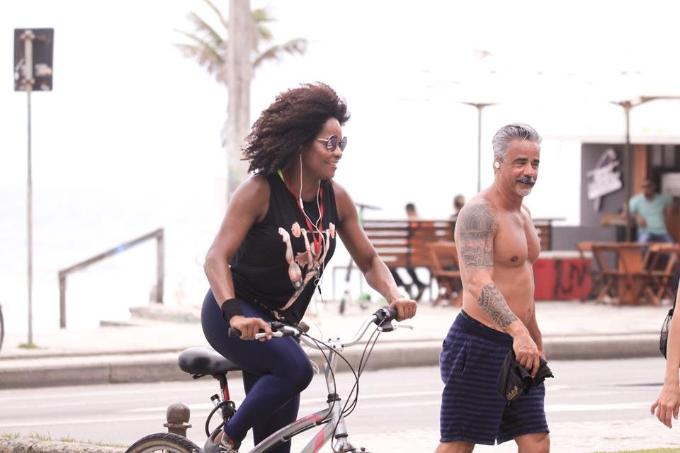 Adriana Bombom anda de bicicleta no RJ