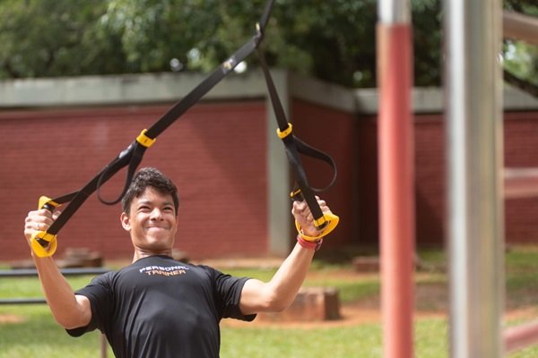 Pessoas praticam atividade física no Parque da Cidade após fechamento de academias
