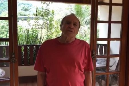 Stênio Garcia de blusa vermelha em casa
