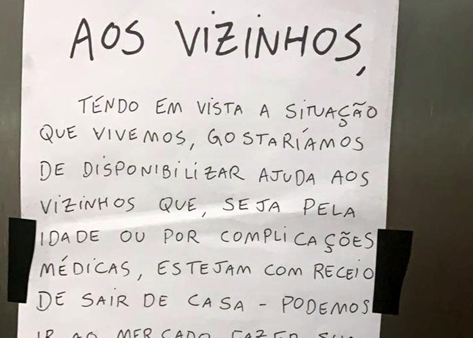 Bilhete pregado em elevador com anuncio de ajuda para coronavírus