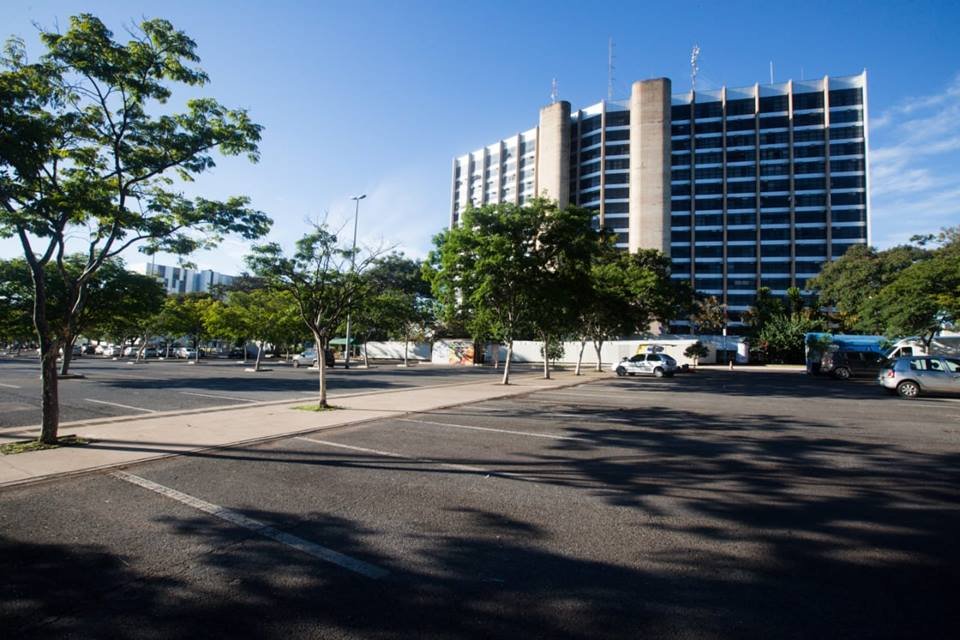 Estacionamento vazio ao lado do Palácio do Buriti