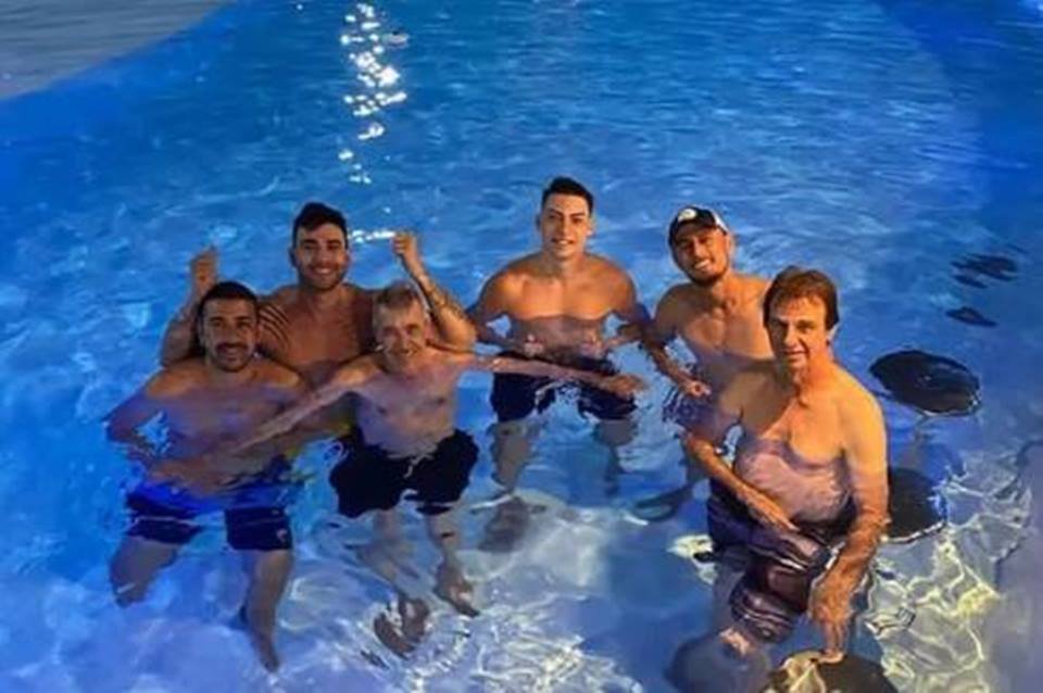 Gusttavo Lima curte piscina com Jair Renan Bolsonaro