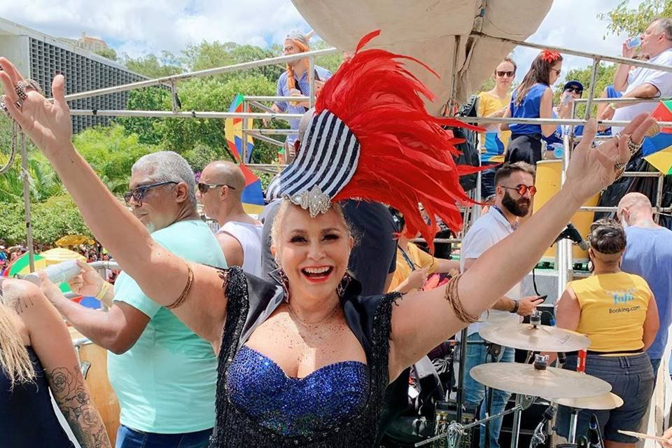 Fafá de Belém com fantasia de carnaval
