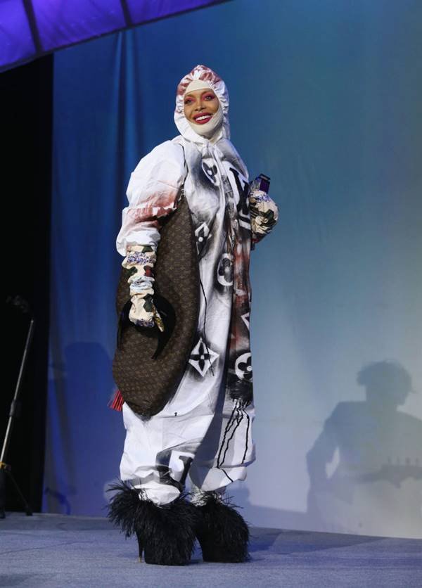 Erykah Badu com roupa de proteção