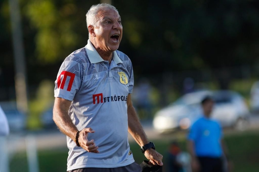 Márcio Fernandes gritando
