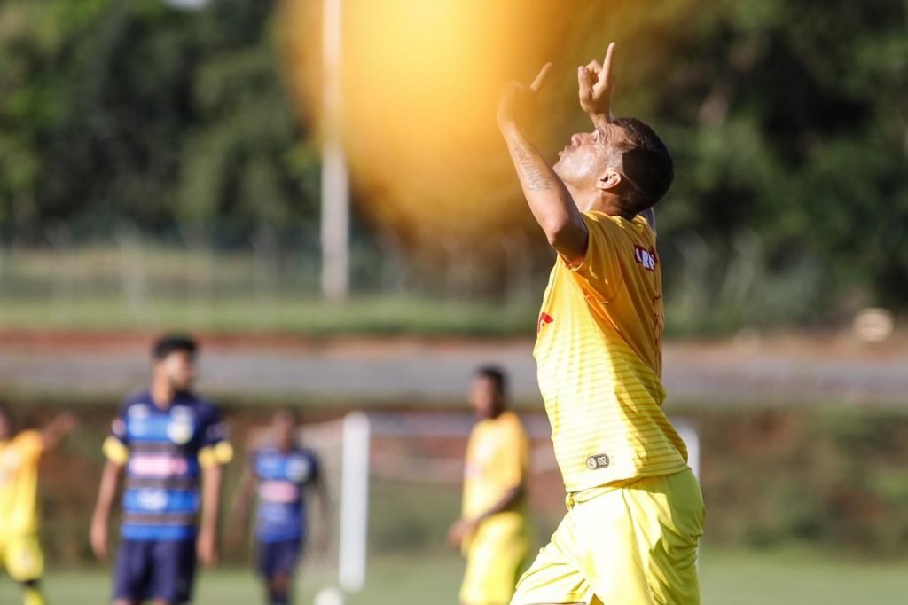 Neto Baiano apontando para o céu