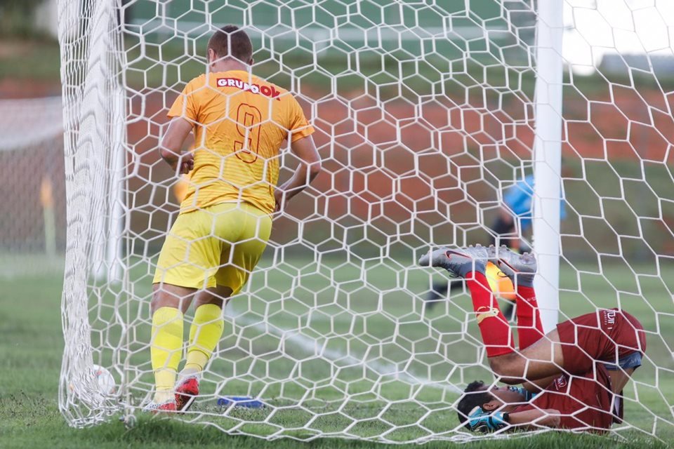 Zé Love dentro do gol