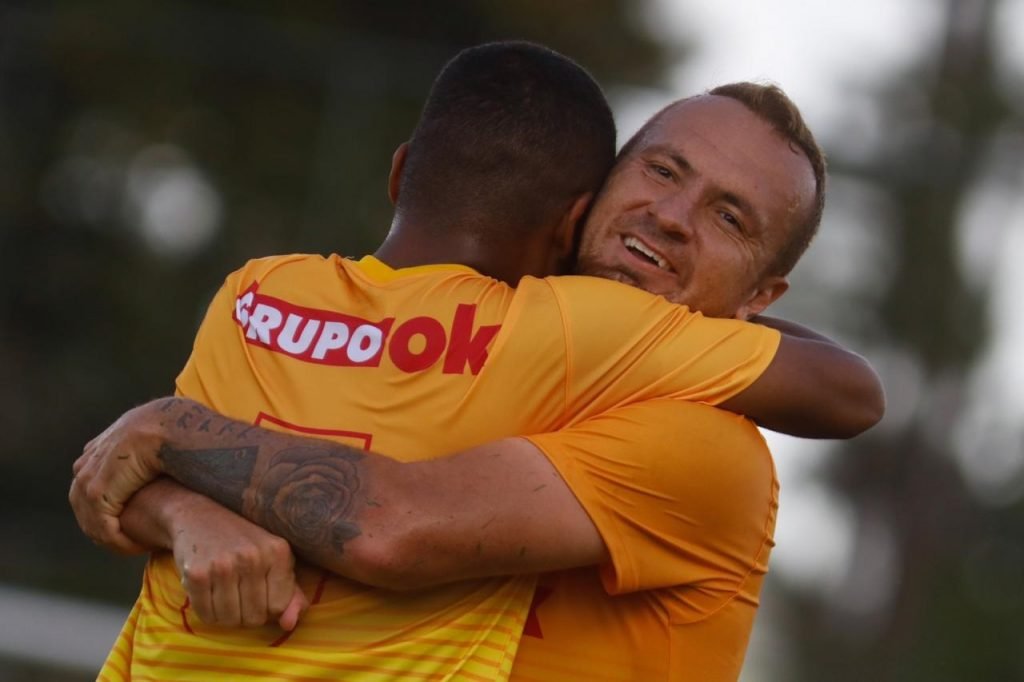 Zé Love comemorando gol
