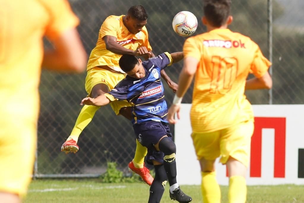 Jogadores disputando bola aérea