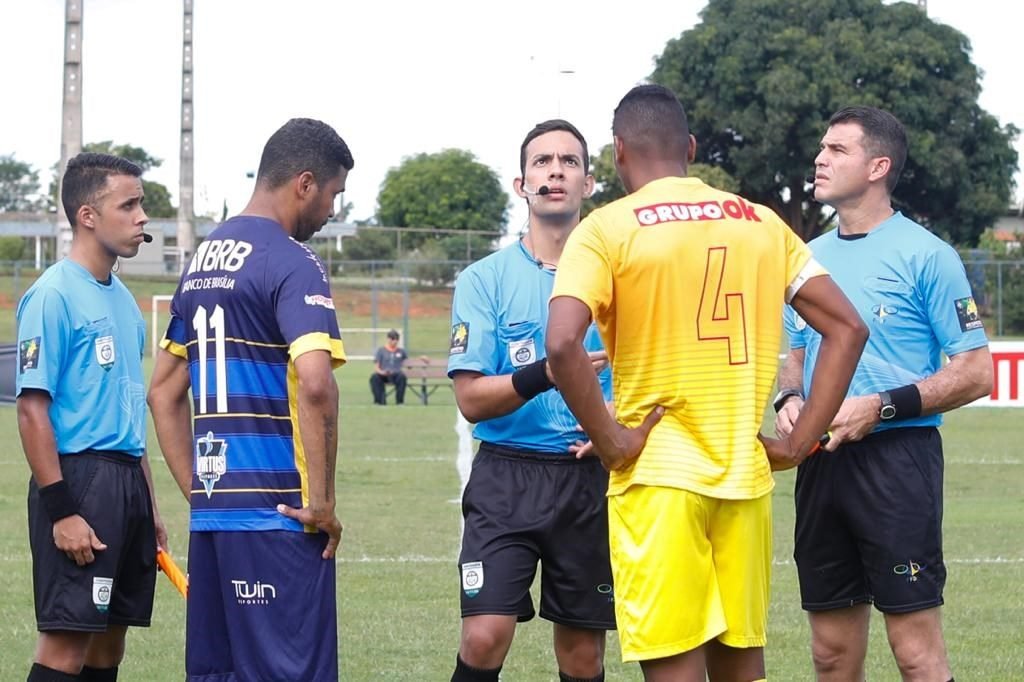 Jogadores de Paranoá e Brasiliense e os árbitros do jogo