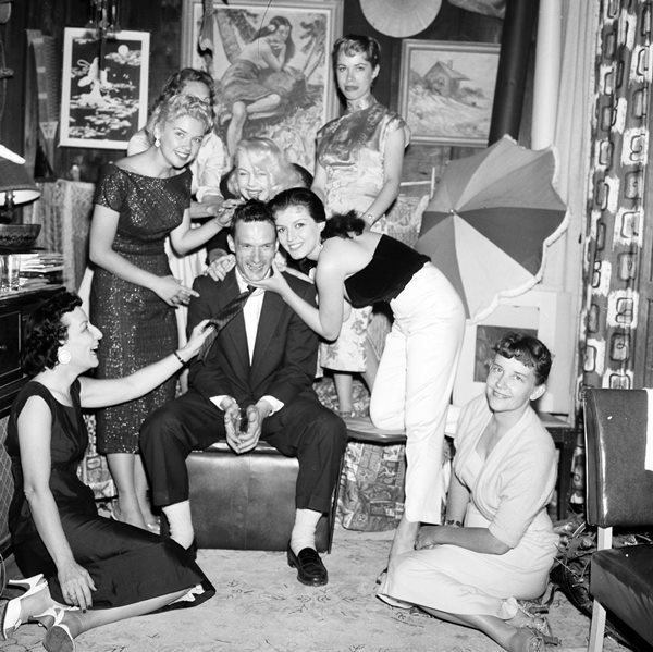 Hugh Hefner com joan bradshaw e outras mulheres em festa da playboy em 1957