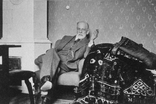Sigmund Freud no seu consultório