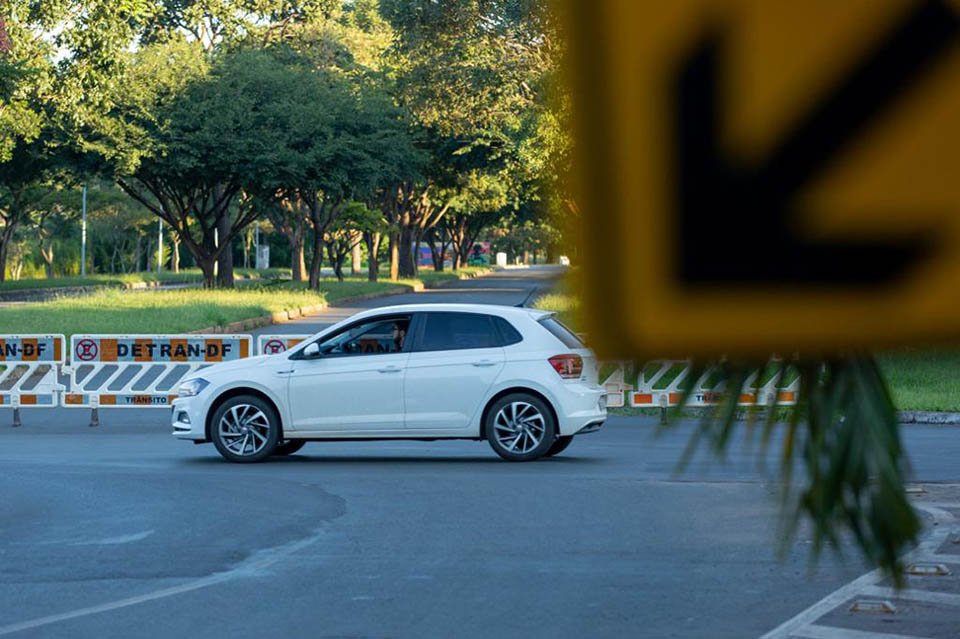 carro passa ao lado da contenção do detran na entrada do parque da cidade