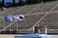 Estádio vazio na entrega da chama olímpica