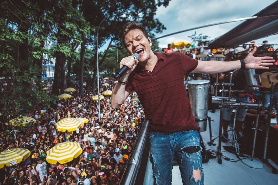Michel Teló cantando no trio durante o Carnaval 2020