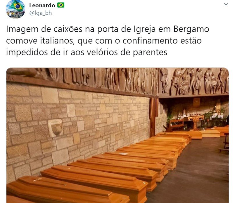 Caixões enfileirados dentro de igreja na Itália