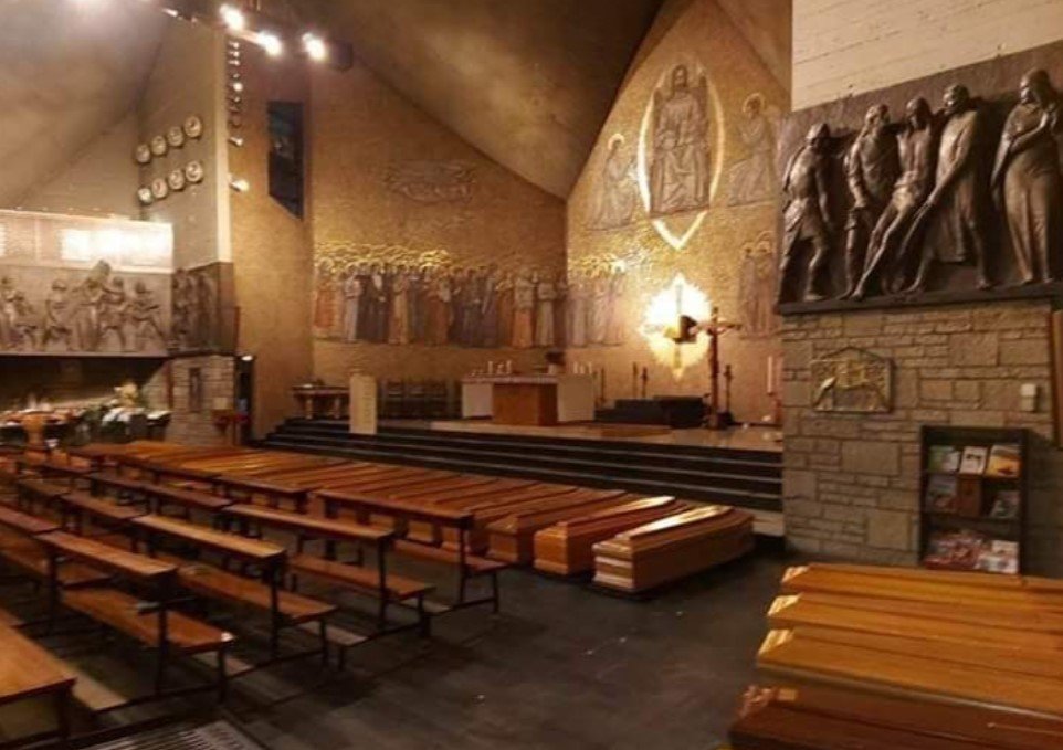 Caixões enfileirados dentro de igreja na Itália
