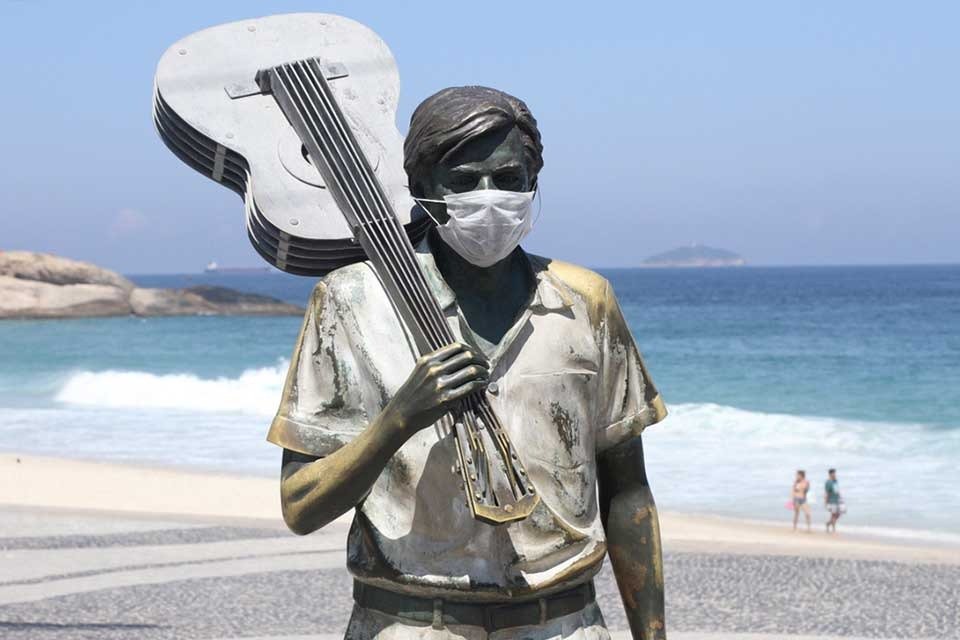 Estátua de Tom Jobim de máscara hospitalar