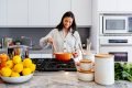 Mulher cozinhando