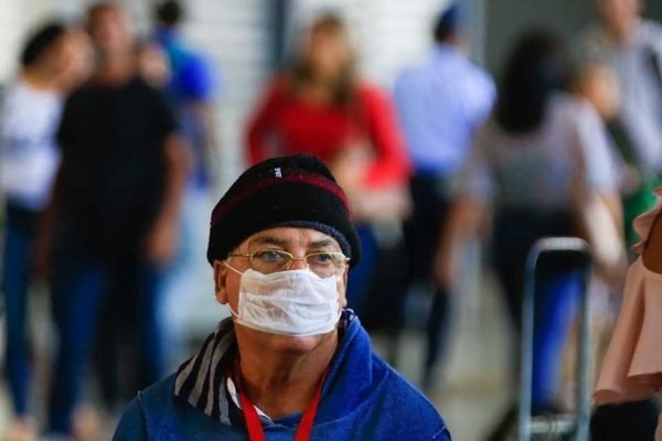 Homem anda com máscara por causa do coronavírus na Rodoviária do Plano Piloto