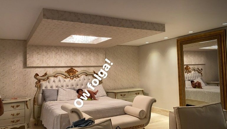 Simone mostra quarto luxuoso em mansão