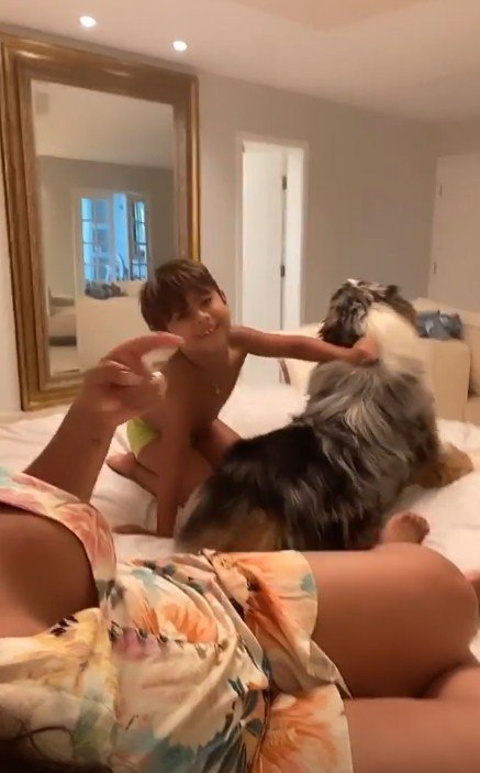 Simone mostra quarto luxuoso em mansão