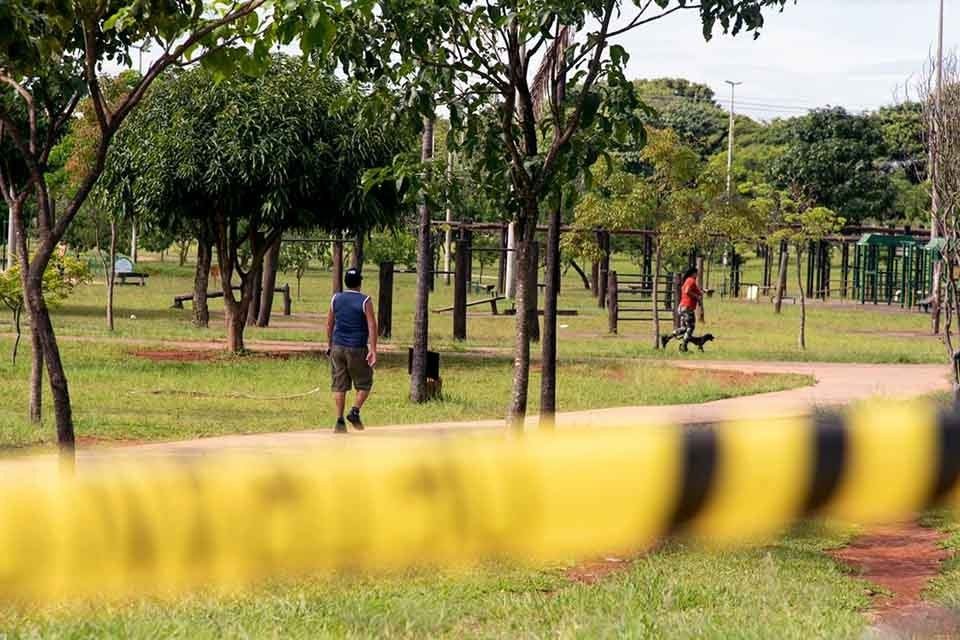 Pessoa caminhando no Taguaparque, em Taguatinga