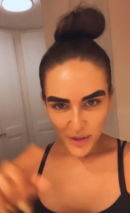Kéfera fica laranja após bronzeamento em casa