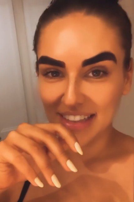 Kéfera fica laranja após bronzeamento em casa