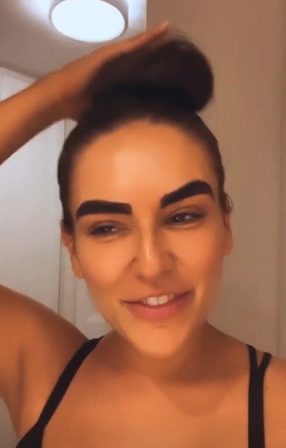 Kéfera fica laranja após bronzeamento em casa