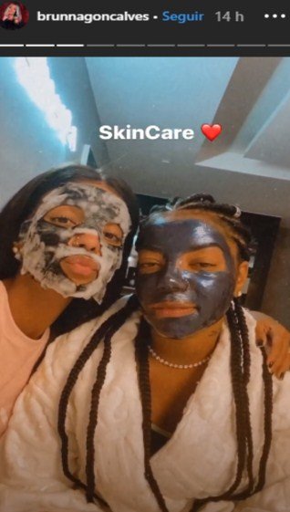Ludmilla e Brunna Gonçalves com máscaras de beleza