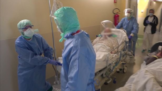 paciente sendo carregado pelos corredores de hospital em Bergamo