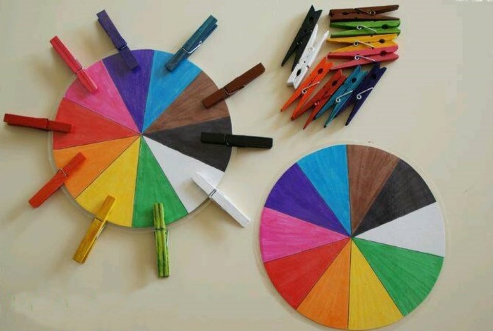 Pregadores e papel coloridos para distração