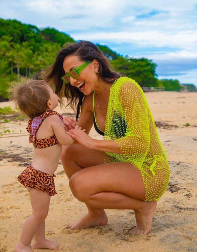 Sabrina Sato e Zoe na praia