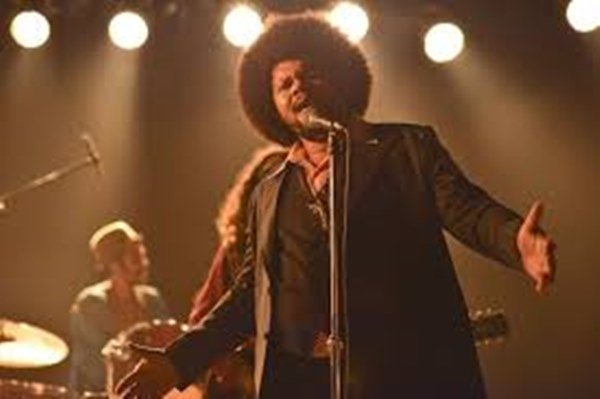 Ator Babu Santana interpretando Tim Maia