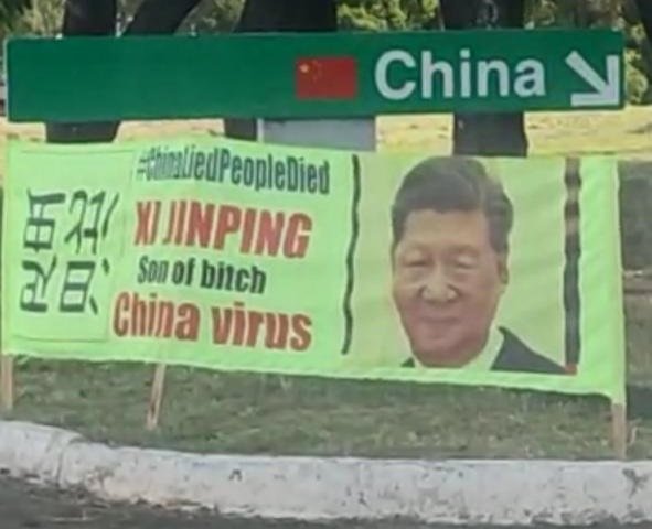 Faixas contra Xi Jinping são colocadas na frente da Embaixada da China
